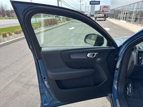 Certified 2025 Volvo XC40 B5 Plus AWD/4WD image 19