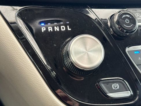 Used 2023 Chrysler Pacifica Touring-L image 21