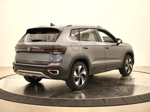 New 2026 Volkswagen Taos SE image 3