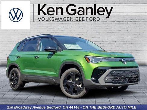 New 2025 Volkswagen Taos SE image 1