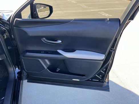 Used 2019 Lexus UX 200 image 18