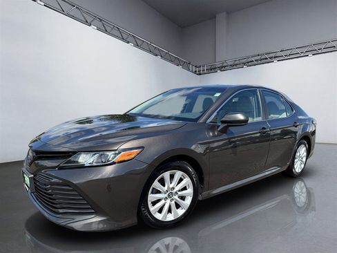 Used 2018 Toyota Camry LE FWD image 24