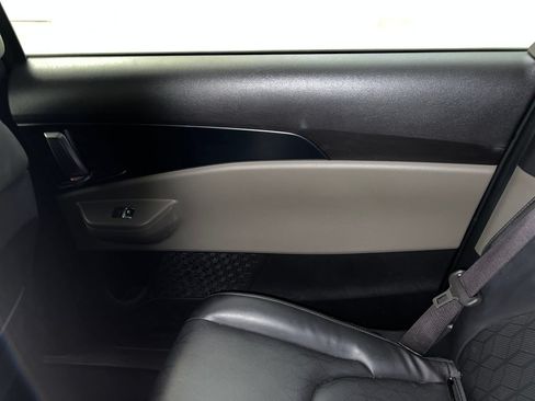 Used 2025 Kia Carnival FWD image 42