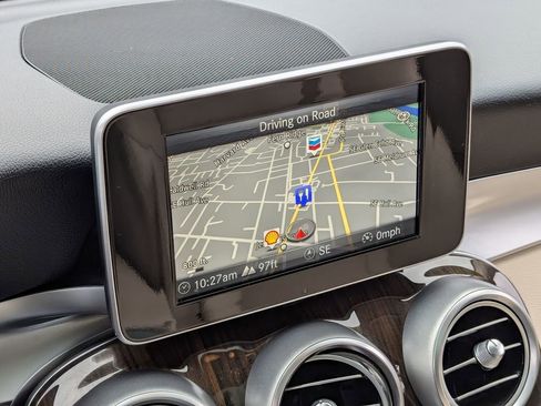 Used 2018 Mercedes-Benz GLC 300 4MATIC image 18