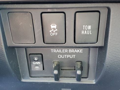 Used 2018 Toyota Tundra SR5 w/ SR5 Upgrade Package image 34