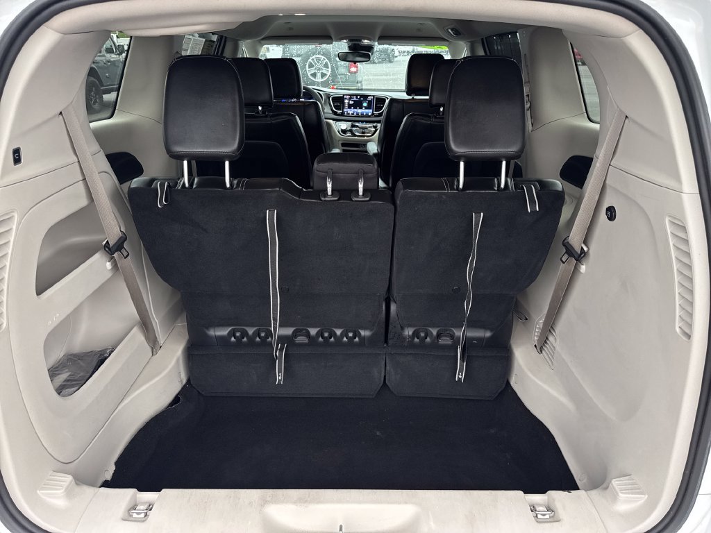 Used 2023 Chrysler Pacifica Touring-L FWD image 27