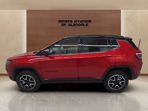 Used 2025 Jeep Compass Trailhawk AWD/4WD image 2
