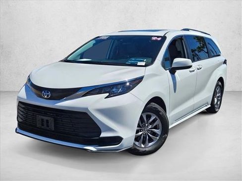 Used 2024 Toyota Sienna LE w/ LE Plus Package image 1