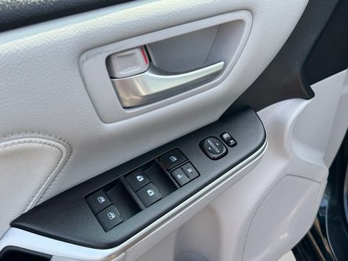 Used 2015 Toyota Camry XLE w/ Moonroof Package FWD image 19