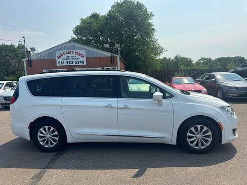 Used 2017 Chrysler Pacifica Touring-L FWD image 4