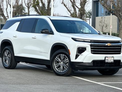 Used 2024 Chevrolet Traverse LT image 2