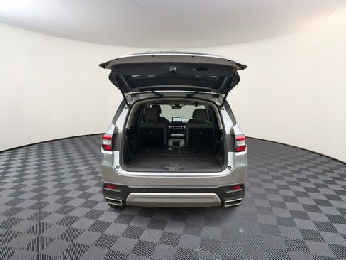 Used 2025 Honda Pilot Touring image 7