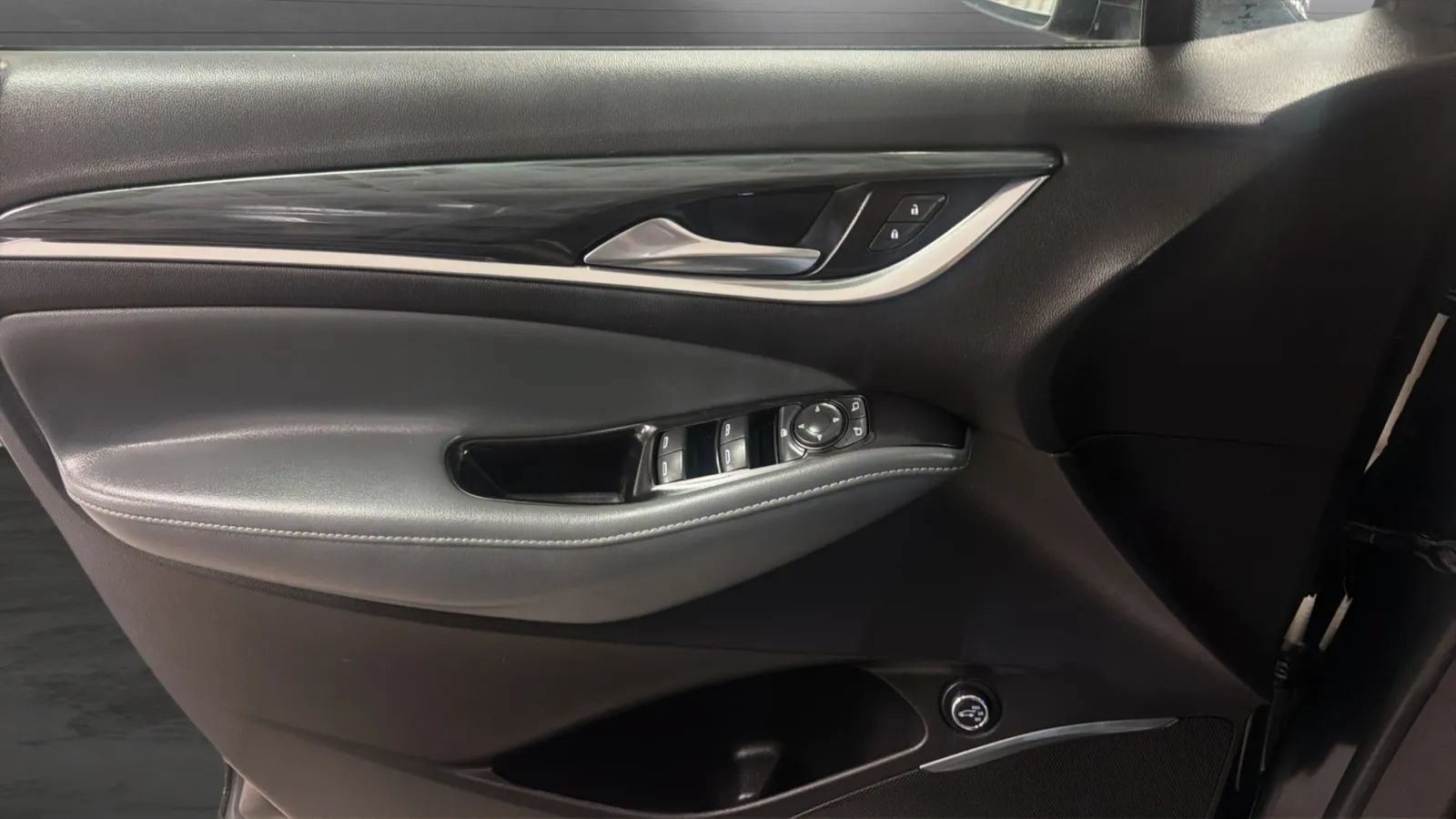 Used 2020 Buick Enclave Essence w/ Sound and Sites Package AWD/4WD image 18