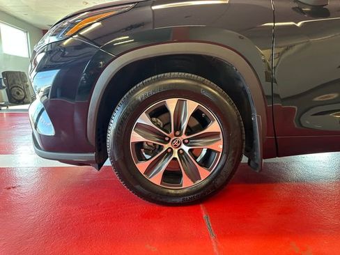 Certified 2024 Toyota Highlander XLE AWD/4WD image 30