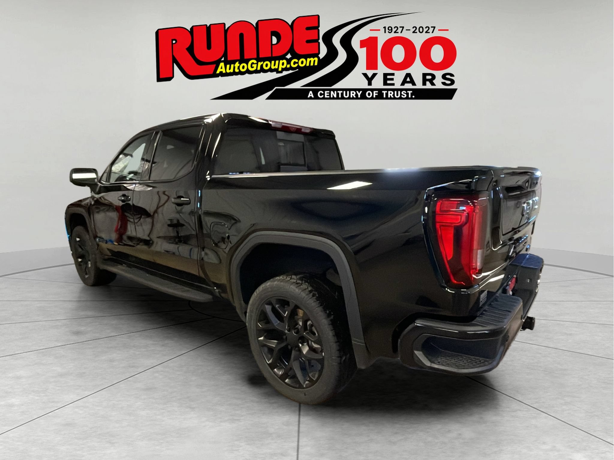 Used 2024 GMC Sierra 1500 AT4 w/ Technology Package AWD/4WD image 3