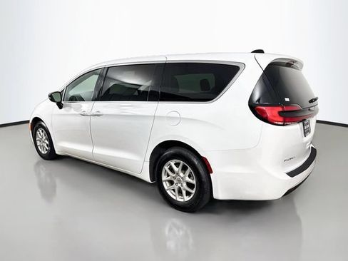 Used 2025 Chrysler Pacifica Select FWD image 5