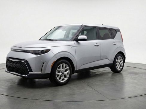 Used 2025 Kia Soul LX w/ LX Technology Package FWD image 3