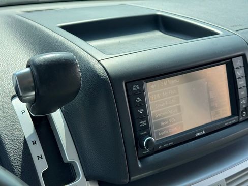 Used 2010 Volkswagen Routan SEL FWD image 18