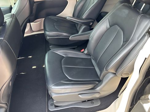 Used 2024 Chrysler Pacifica Limited FWD image 11