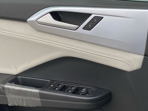 New 2026 Volkswagen Taos SE image 10