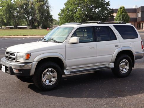 Used 2000 Toyota 4Runner SR5 image 10