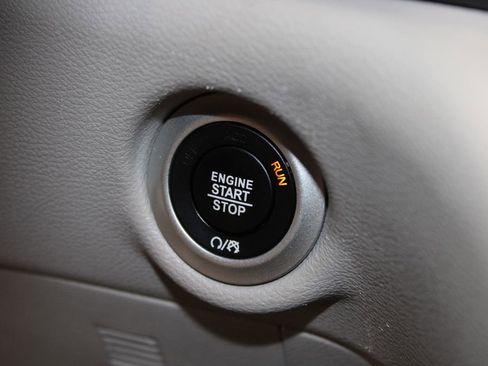 Used 2024 Chrysler Pacifica Touring-L image 28