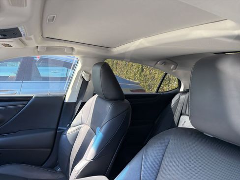 Used 2019 Lexus ES 300h w/ Premium Package image 8