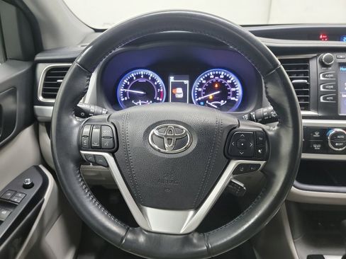 Used 2019 Toyota Highlander XLE image 17