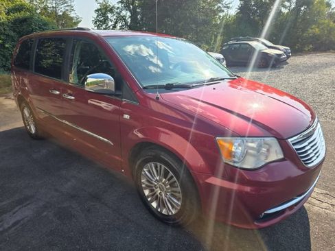Used 2014 Chrysler Town & Country Touring-L FWD image 3