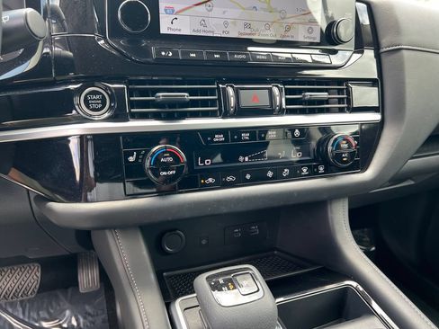 Used 2024 Nissan Pathfinder SL FWD image 25