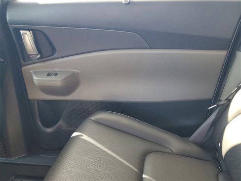 Used 2025 Kia Carnival EX image 23