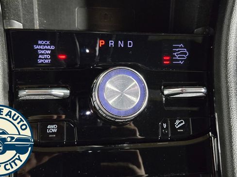 Used 2022 Jeep Grand Cherokee Overland w/ Luxury Tech Group IV AWD/4WD image 19