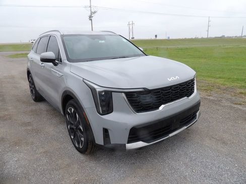 Used 2025 Kia Sorento EX FWD image 4