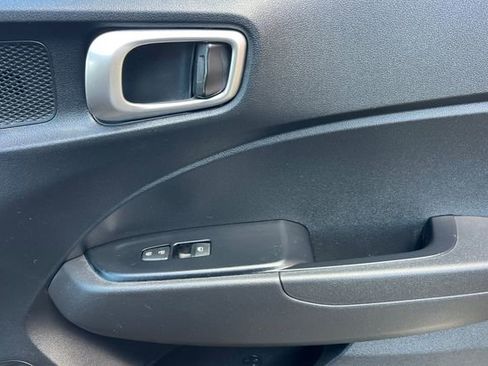 Used 2025 Hyundai Venue SEL image 19