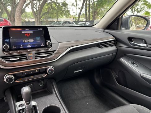 Used 2025 Nissan Altima 2.5 SV FWD image 35