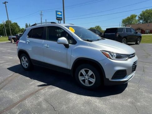 Used 2022 Chevrolet Trax LT w/ LT Convenience Package AWD/4WD image 2