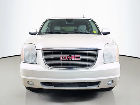 Used 2011 GMC Yukon XL SLT w/ SLT-2 Equipment Package AWD/4WD image 2