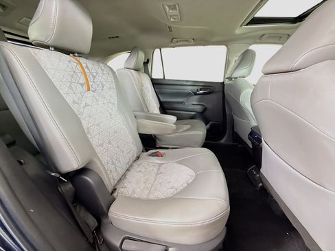 Used 2022 Toyota Highlander Bronze Edition FWD image 28