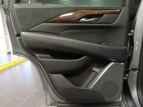 Used 2019 Cadillac Escalade Luxury image 11