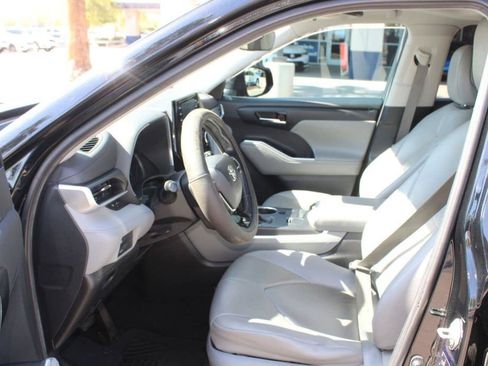 Used 2020 Toyota Highlander XLE FWD image 11