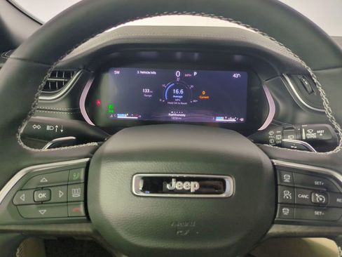 Used 2025 Jeep Grand Cherokee Limited w/ Luxury Tech Group II image 34