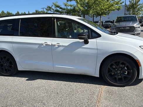 Used 2025 Chrysler Pacifica Limited FWD image 7
