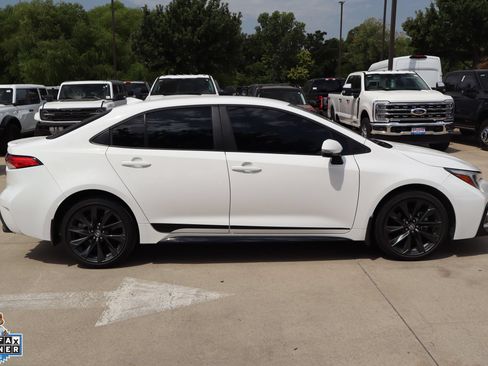 Used 2025 Toyota Corolla SE FWD image 2