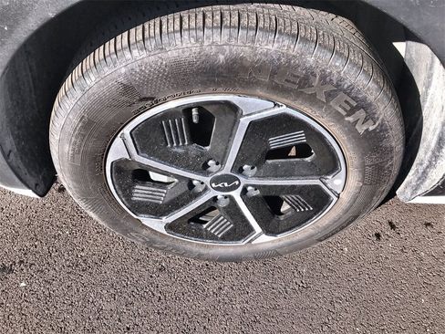 Used 2024 Kia Niro EX image 16