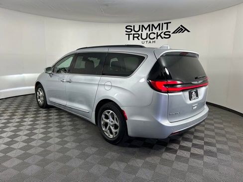 Used 2022 Chrysler Pacifica Limited FWD image 4