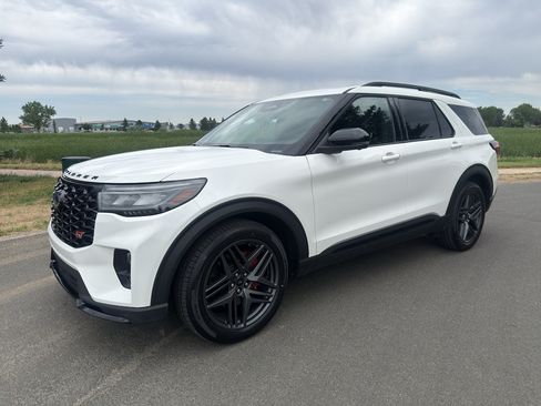 Used 2025 Ford Explorer ST AWD/4WD image 4
