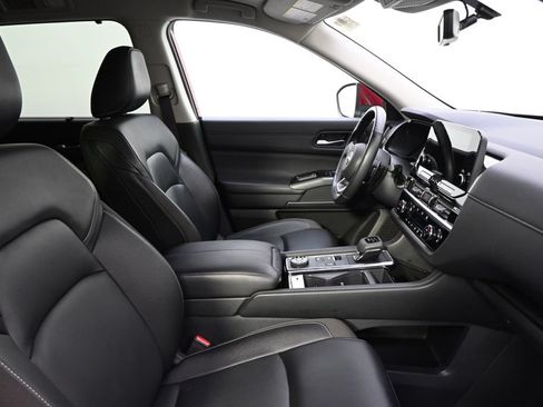 Used 2024 Nissan Pathfinder SL AWD/4WD image 16