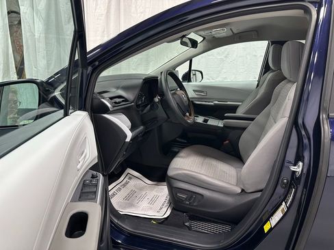 Used 2025 Toyota Sienna LE image 10