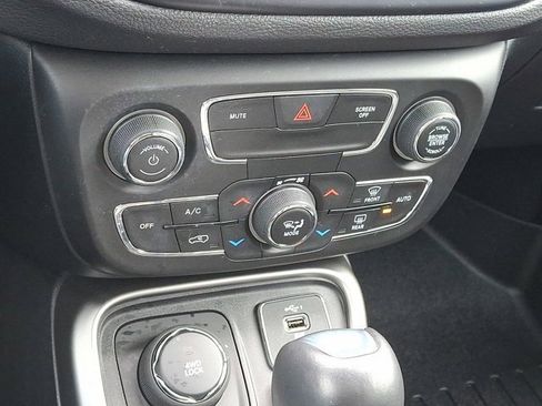 Certified 2021 Jeep Compass Latitude image 18