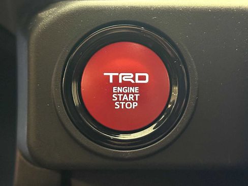 Certified 2025 Toyota Tacoma TRD Off-Road AWD/4WD image 19